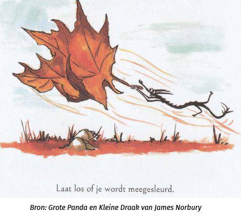 tekening uit Grote panda en kleine draak van James Norbury, een kleine draak houdt zich vast aan een esdoornblad en wordt meegesleurd door de wind